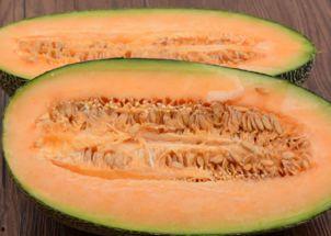 吃哈密瓜情侣,情侣共享的甜蜜时光