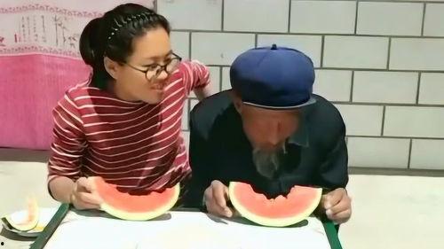 老人孙女吃瓜,老人孙女共享夏日清凉时光