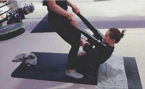 王同学健身吃瓜,吃瓜也能助力塑形之旅